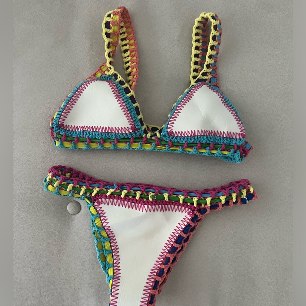Reversible colorful knit bikini resembling Kinii